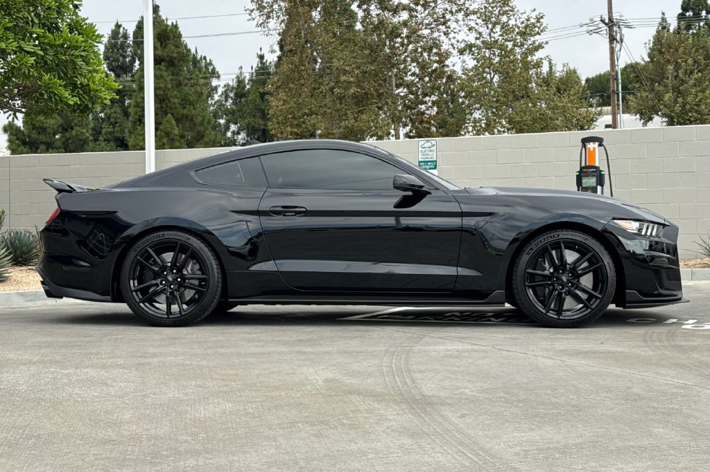 Used 2022 Ford Mustang Shelby GT500 w/ Technology Package RWD image 8