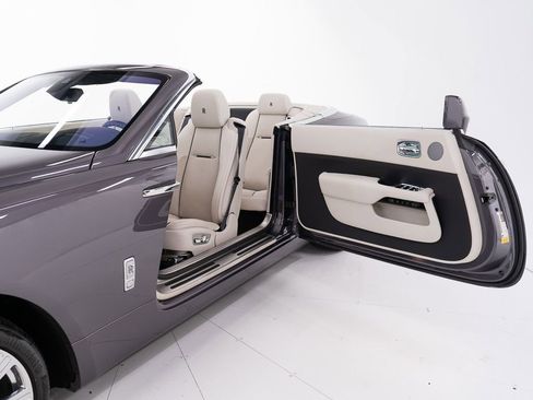 Certified 2018 Rolls-Royce Dawn RWD image 17
