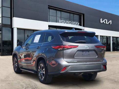 Used 2022 Toyota Highlander XLE image 6