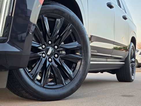 Used 2024 Cadillac Escalade ESV Sport Platinum image 8