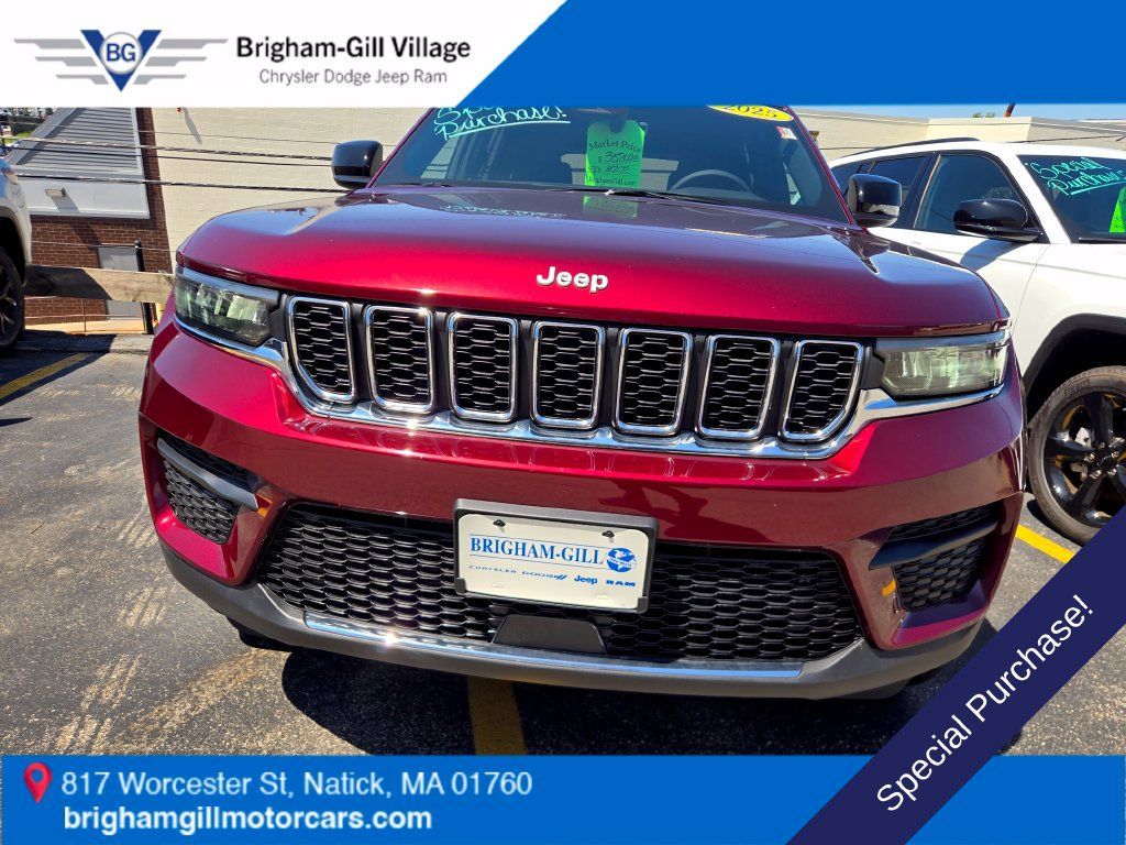 Used 2025 Jeep Grand Cherokee Laredo X w/ Luxury Tech Group I AWD/4WD image 4