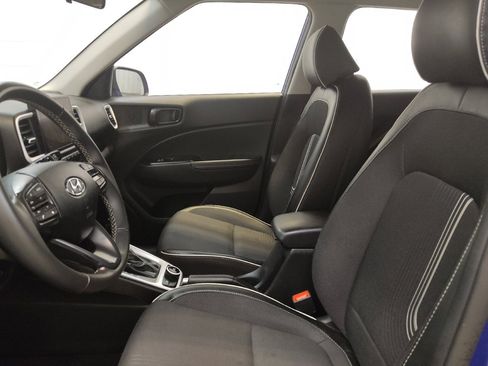 Used 2025 Hyundai Venue Limited FWD image 17