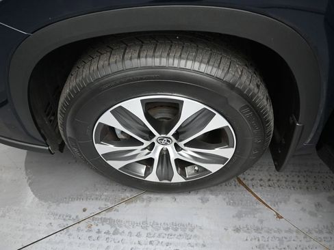 Used 2023 Toyota Highlander XLE image 40