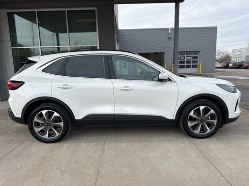 Certified 2024 Ford Escape Platinum w/ Premium Technology Package image 9