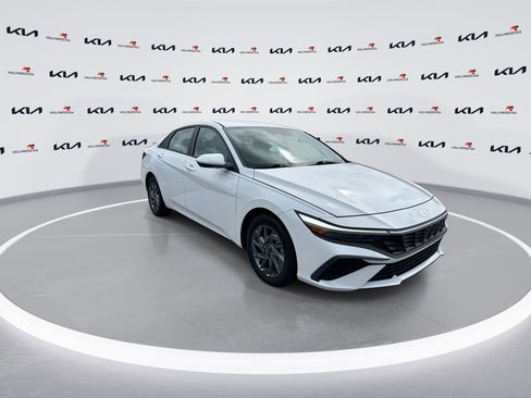 Used 2024 Hyundai Elantra SEL FWD image 2