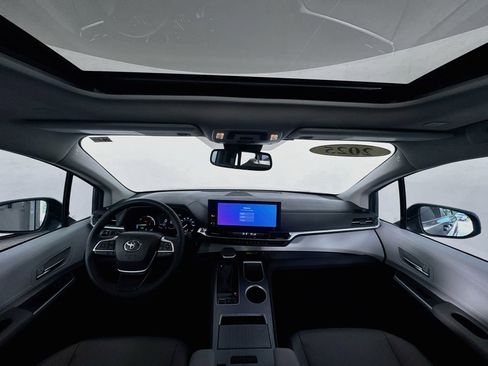 Used 2025 Toyota Sienna XLE FWD image 37