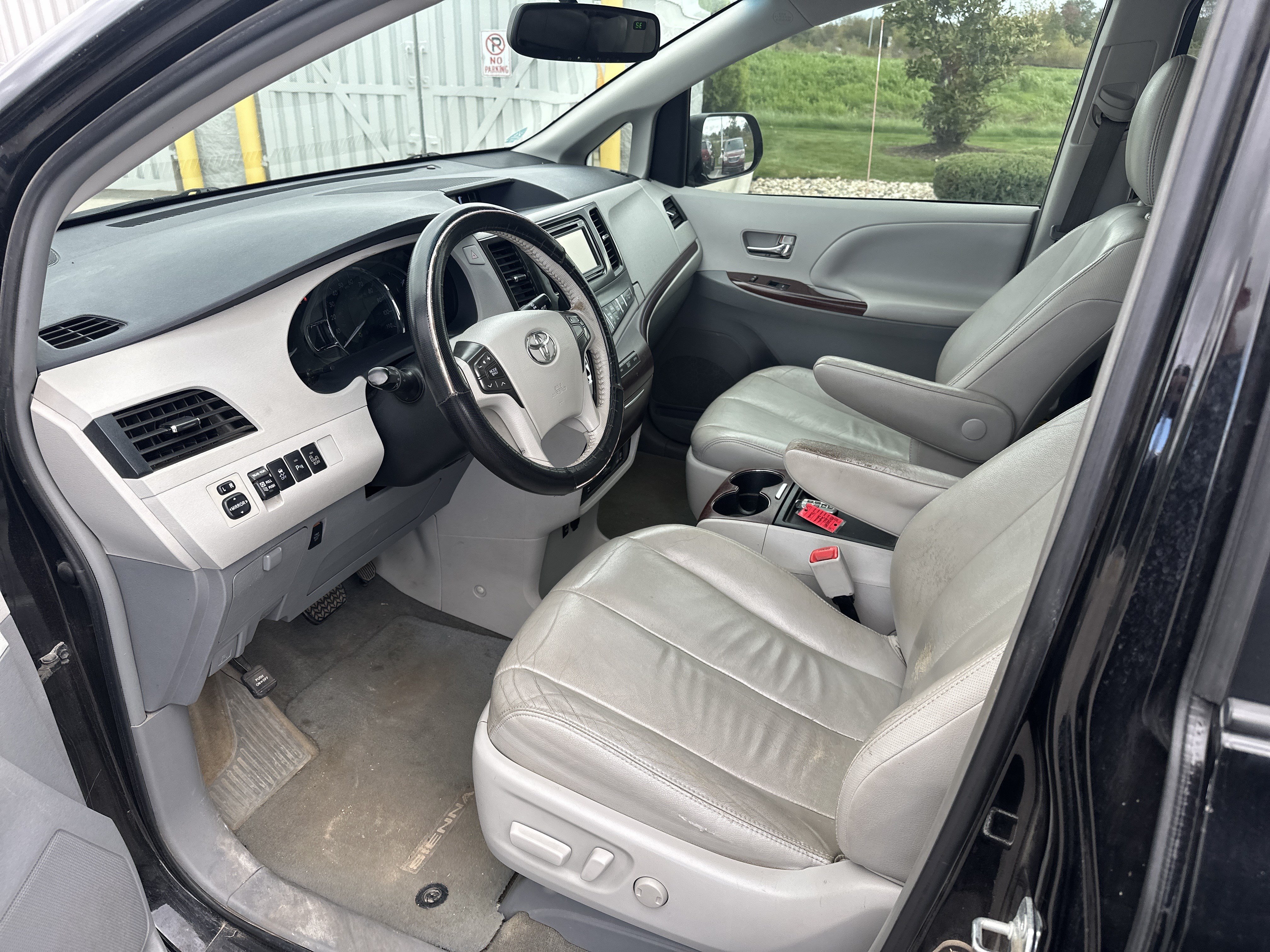 Used 2013 Toyota Sienna XLE w/ Entertainment Pkg FWD image 9