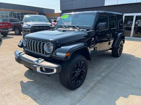 Used 2024 Jeep Wrangler Unlimited Sahara AWD/4WD image 3
