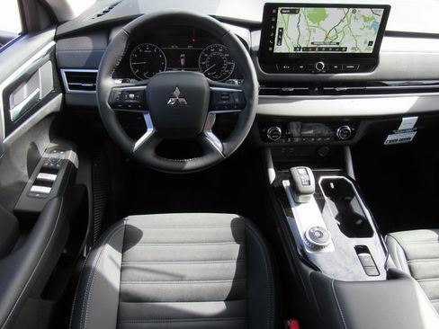 New 2025 Mitsubishi Outlander SE image 11