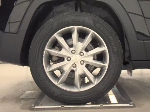 Used 2018 Jeep Cherokee Limited image 19