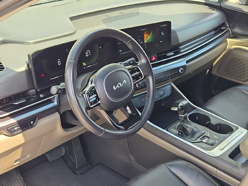 Used 2025 Kia Carnival FWD image 13