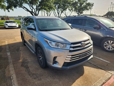 Used 2017 Toyota Highlander LE FWD image 1