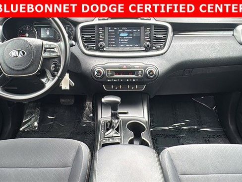 Used 2019 Kia Sorento LX w/ LX Convenience Package image 17