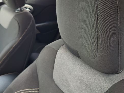 Used 2018 Jeep Cherokee Latitude AWD/4WD image 16