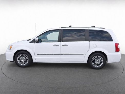 Used 2016 Chrysler Town & Country Limited FWD image 7