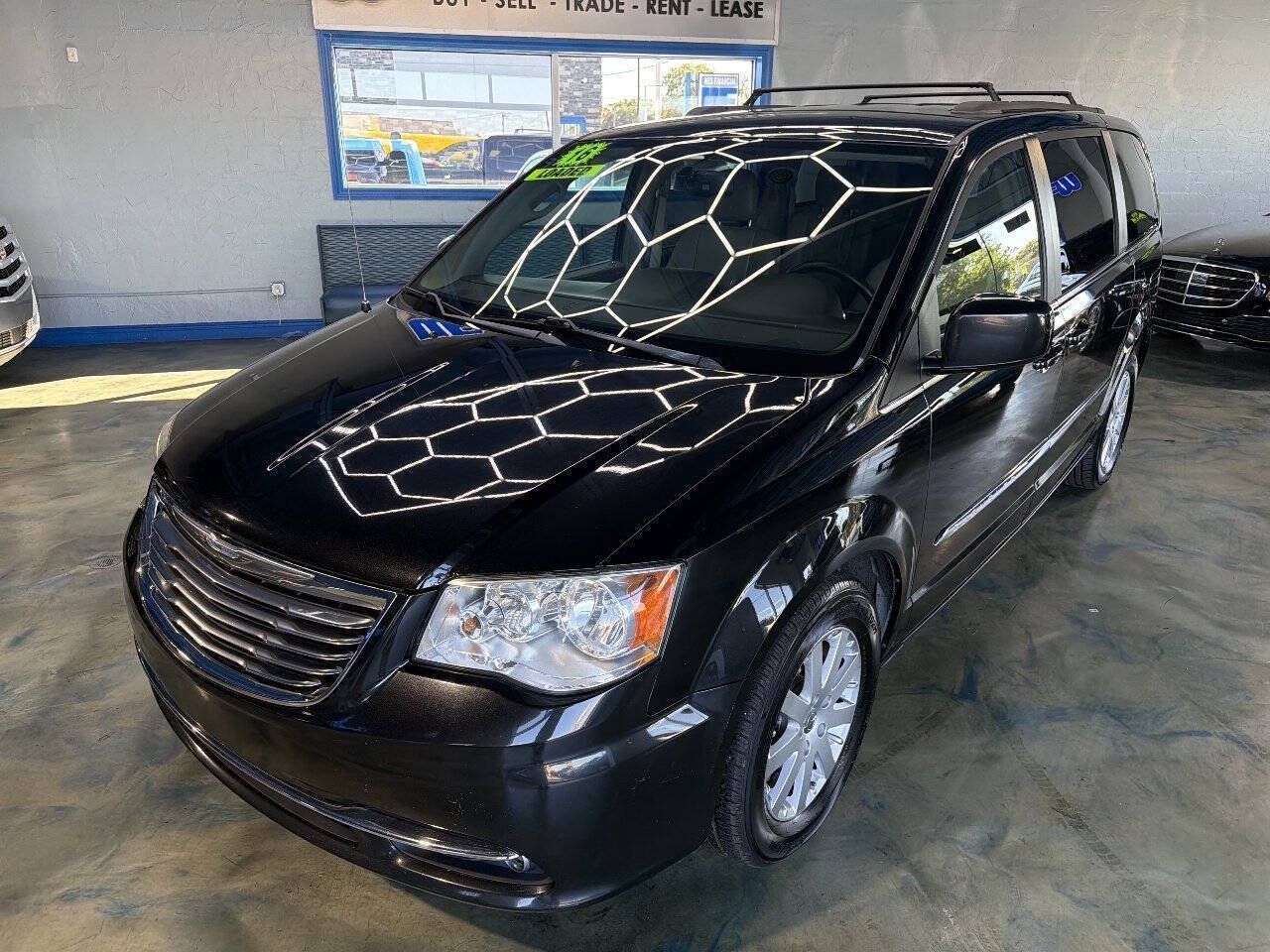 Used 2016 Chrysler Town & Country Touring FWD image 5