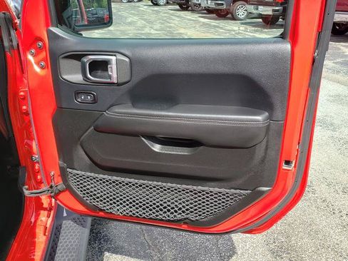 Used 2018 Jeep Wrangler Unlimited Sahara w/ Dual Top Group AWD/4WD image 21