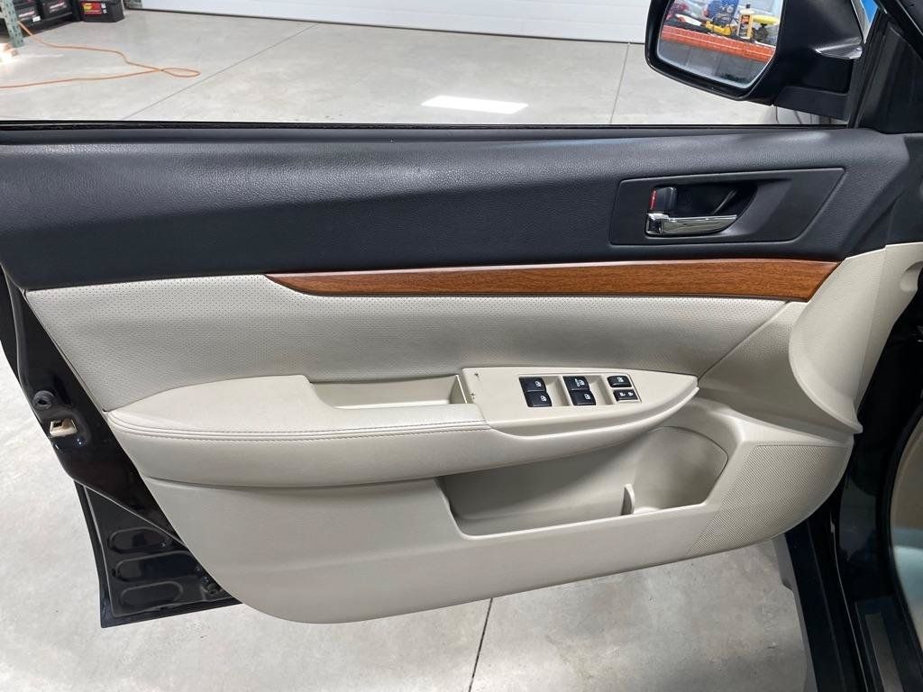 Used 2013 Subaru Outback 2.5i Limited w/ Moonroof Pkg AWD/4WD image 12
