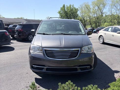 Used 2016 Chrysler Town & Country Touring w/ Driver Convenience Group FWD image 1
