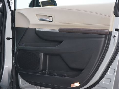 Used 2024 Toyota Sienna Platinum image 12