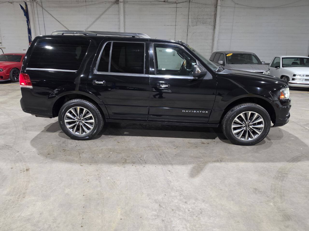 Used 2017 Lincoln Navigator Select AWD/4WD image 14