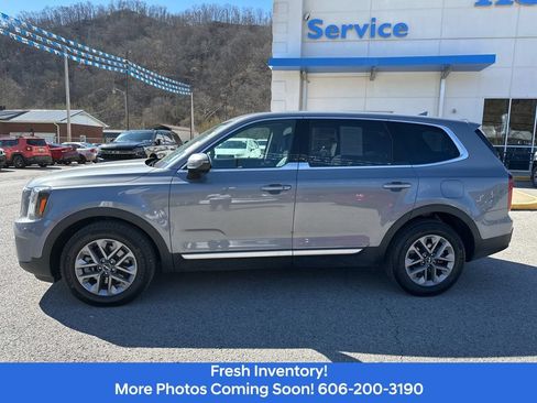 Used 2023 Kia Telluride LX AWD/4WD image 2