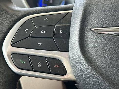 Used 2024 Chrysler Pacifica Touring-L FWD image 26