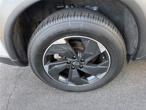 Used 2025 Nissan Rogue SV image 14