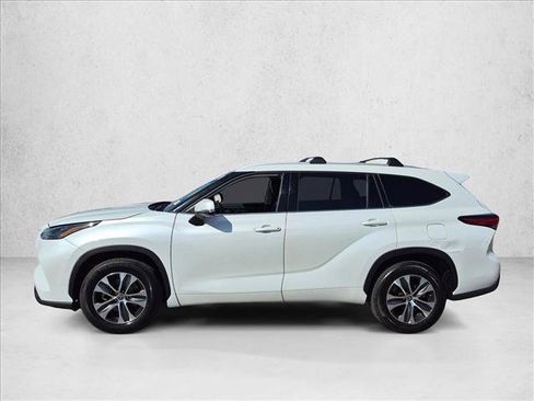 Used 2022 Toyota Highlander XLE FWD image 10