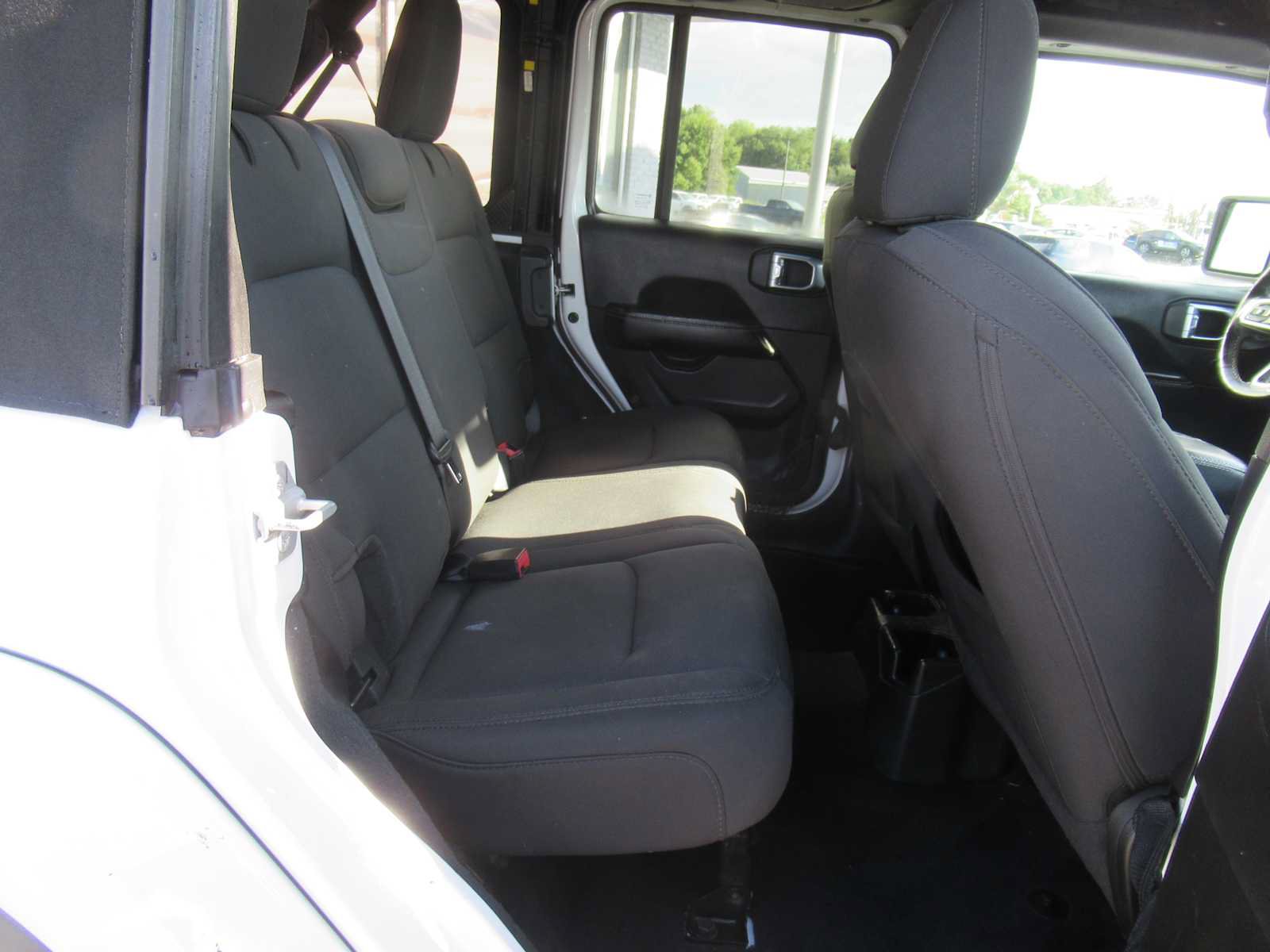 Used 2022 Jeep Wrangler Unlimited Sahara w/ Cold Weather Group AWD/4WD image 15