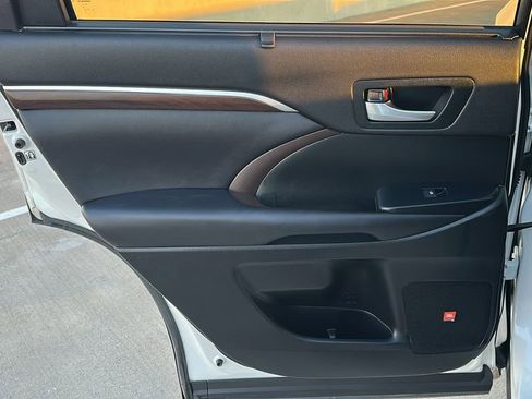 Used 2016 Toyota Highlander Limited image 32