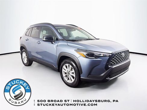 Used 2025 Toyota Corolla Cross LE image 1