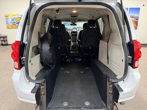 Used 2019 Dodge Grand Caravan SE image 27