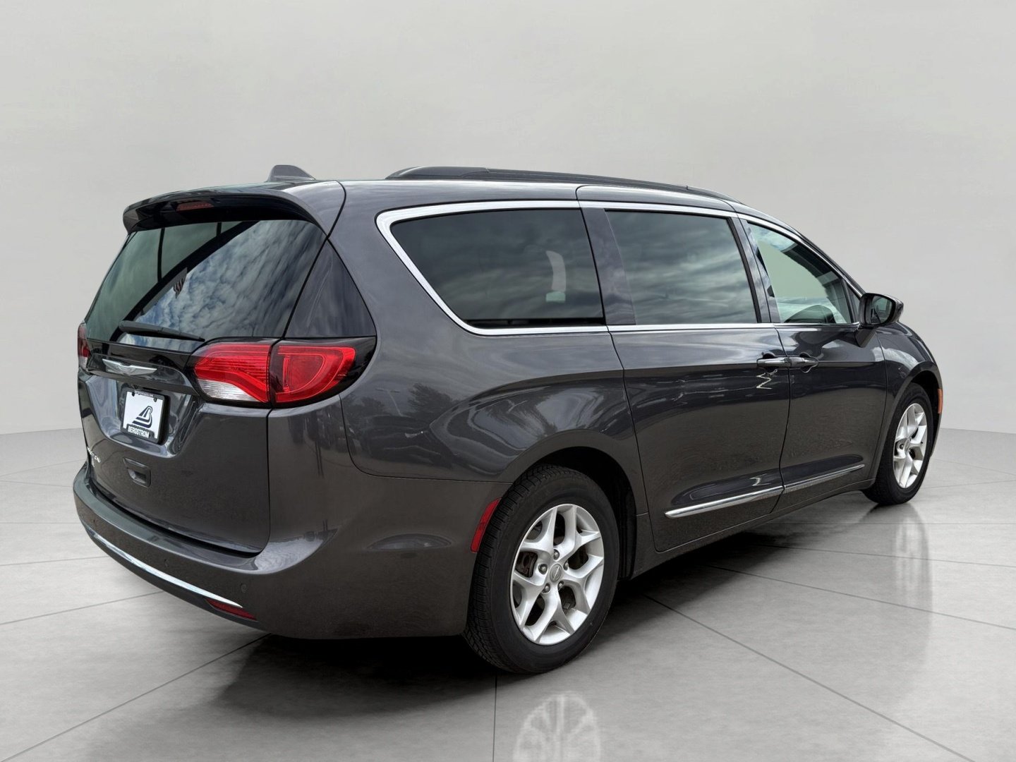 Used 2017 Chrysler Pacifica Touring-L w/ Tire & Wheel Group FWD image 13
