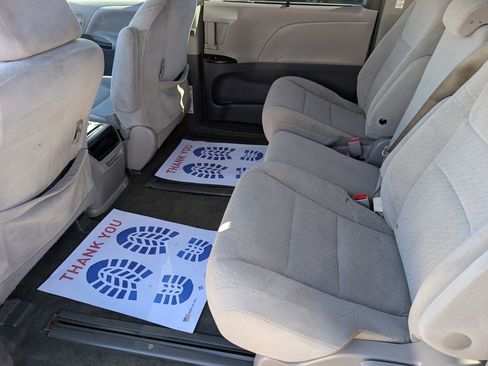 Used 2015 Toyota Sienna LE image 27