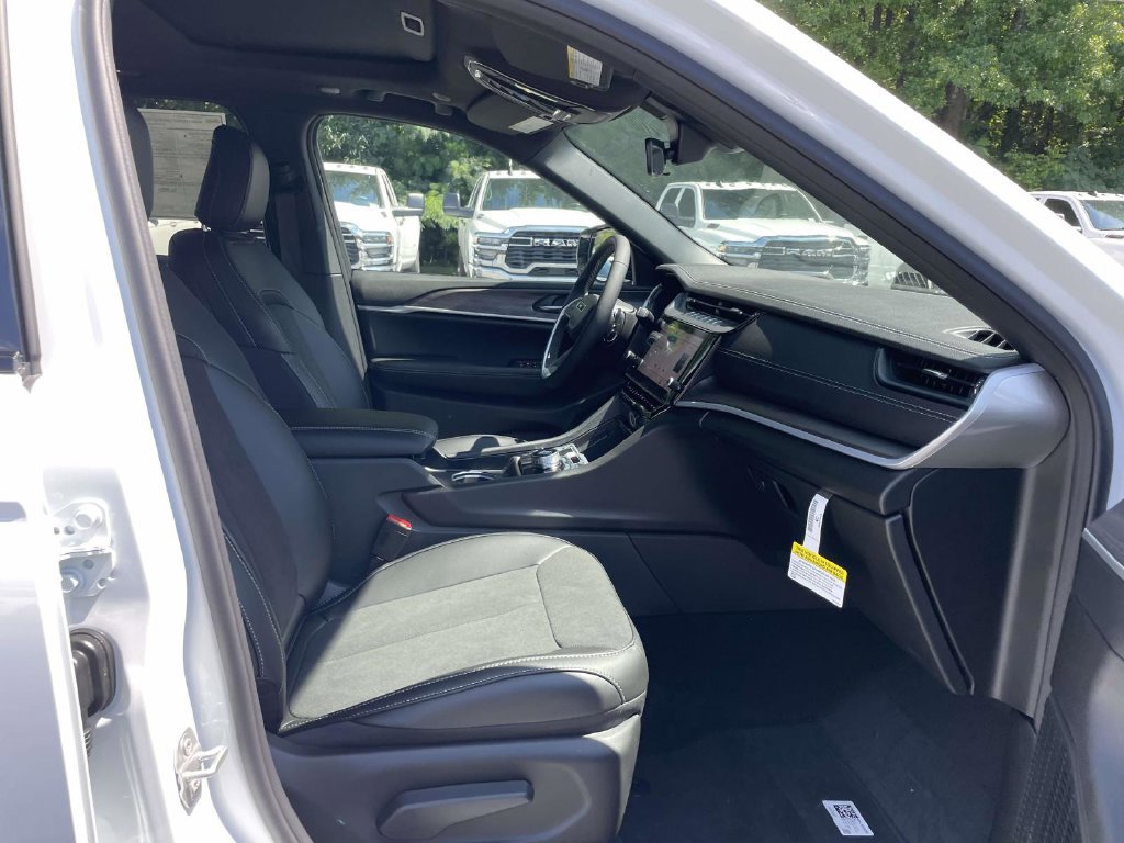 New 2027 Jeep Grand Cherokee Altitude AWD/4WD image 15