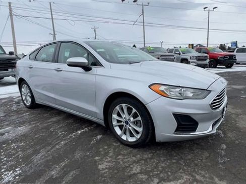 Used 2019 Ford Fusion SE image 2