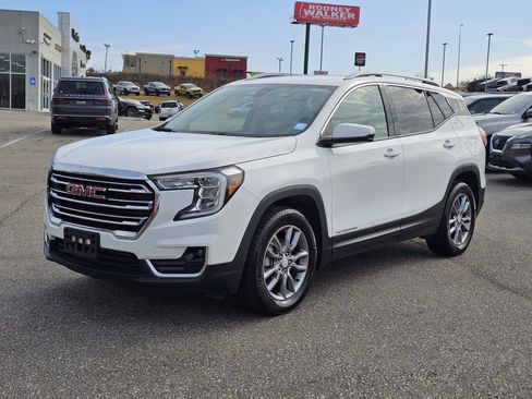 Used 2024 GMC Terrain SLT image 1