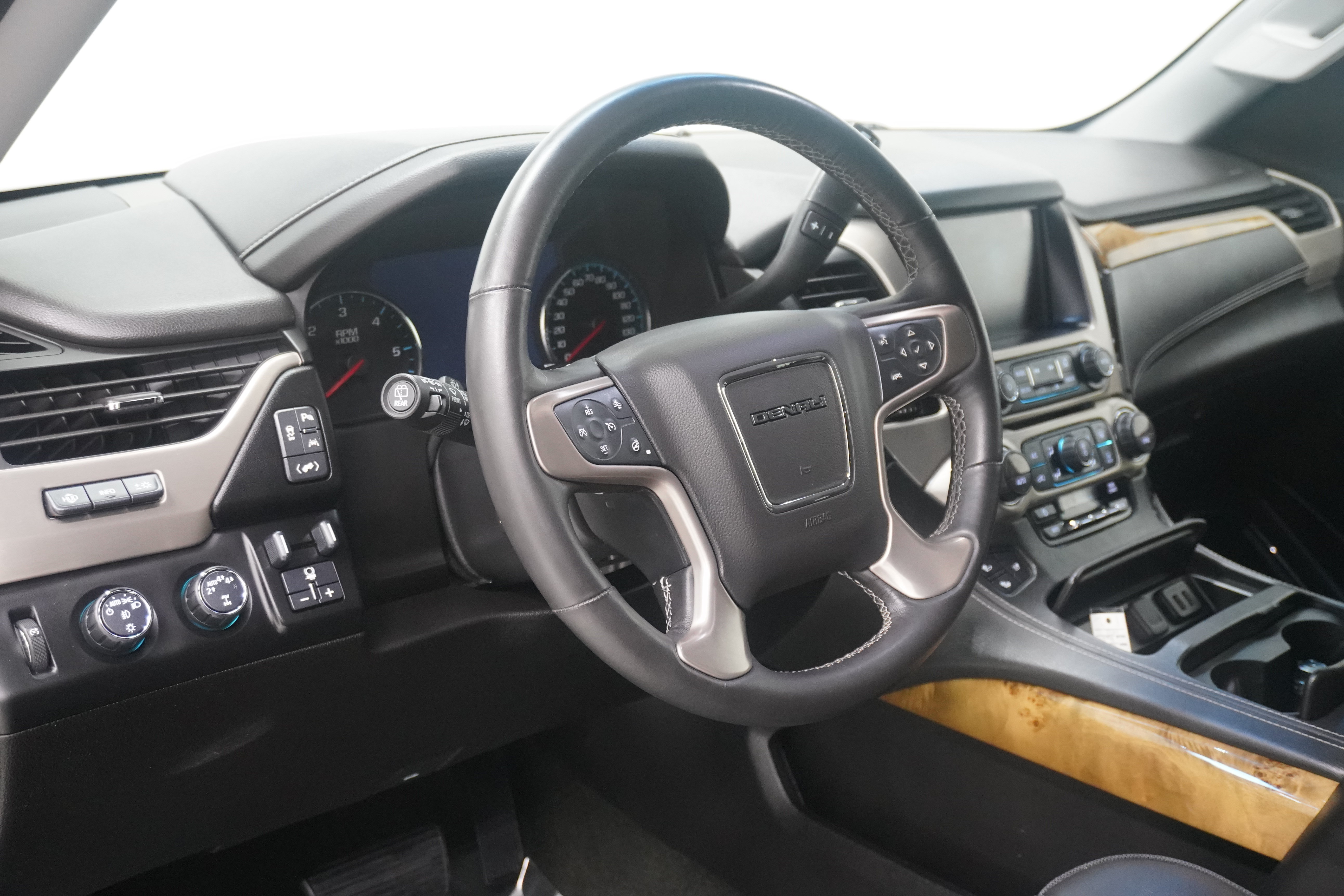 Used 2017 GMC Yukon Denali w/ Open Road Package AWD/4WD image 10