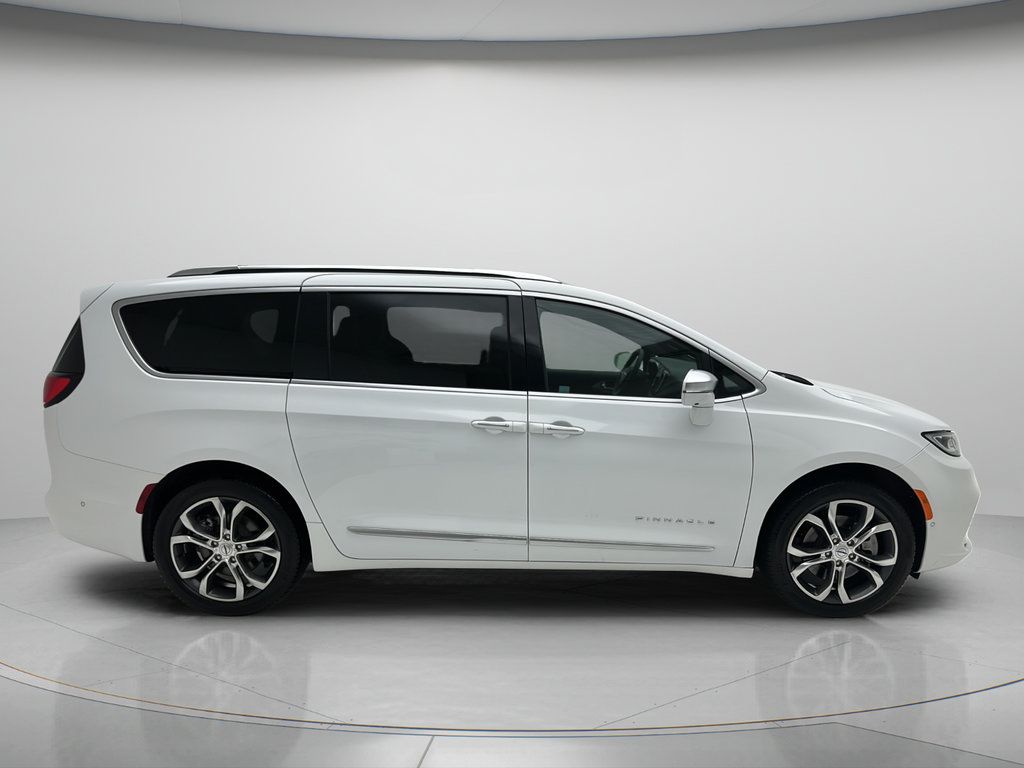 Used 2024 Chrysler Pacifica Pinnacle AWD/4WD image 4