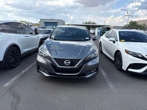 Used 2018 Nissan Leaf SV w/ SV Technology Package FWD image 2