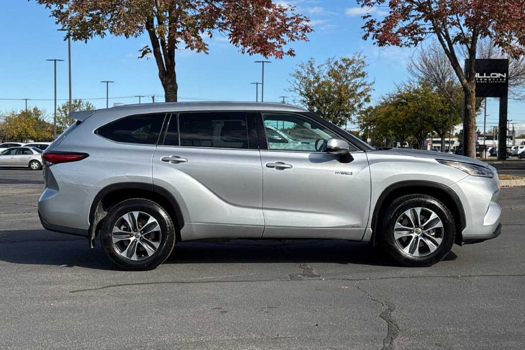 Used 2021 Toyota Highlander XLE AWD/4WD image 3