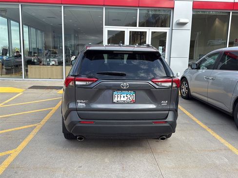 Used 2021 Toyota RAV4 XLE Premium image 9
