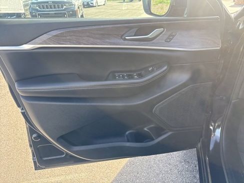 Certified 2024 Jeep Grand Cherokee Limited image 11