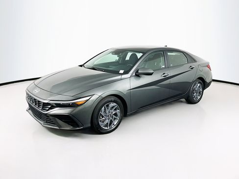 Used 2024 Hyundai Elantra SEL image 3