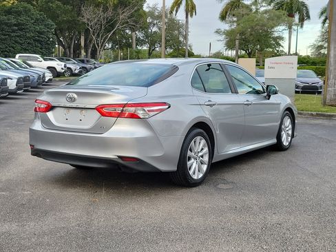 Used 2018 Toyota Camry SE image 4