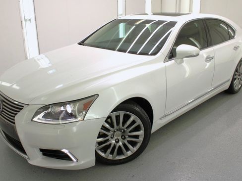 Used 2017 Lexus LS 460 w/ Comfort Package RWD image 2