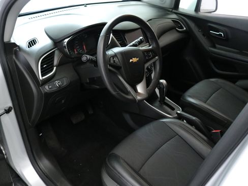 Used 2022 Chevrolet Trax LT w/ LT Convenience Package image 21