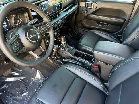 Used 2025 Jeep Gladiator Sport AWD/4WD image 9