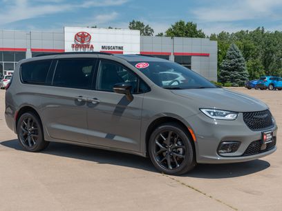 Used 2023 Chrysler Pacifica Limited w/ S Appearance Package